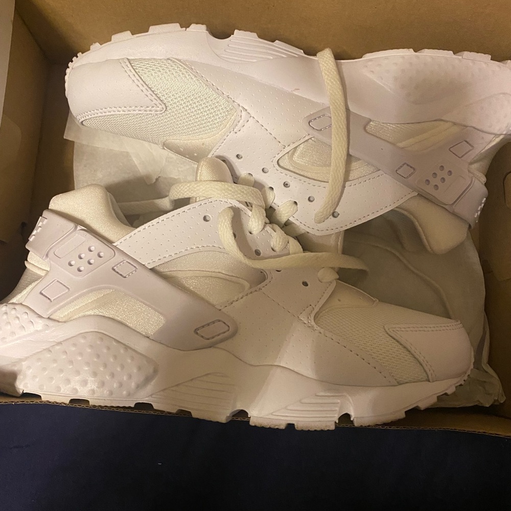 White huaraches Nike size 6 youth/7 women